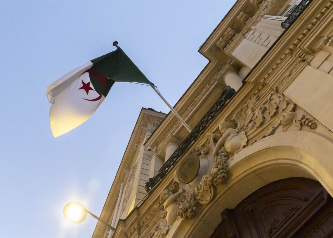Archivo - Bandera de Argelia en la fachada de su Embajada en FranciaEuropa Press/Contacto/Vincent Isore - Archivo