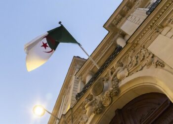 Archivo - Bandera de Argelia en la fachada de su Embajada en FranciaEuropa Press/Contacto/Vincent Isore - Archivo