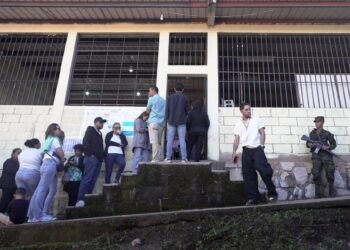 Archivo - Varios votantes hacen fila mientras esperan para emitir su voto en un colegio electoral durante las elecciones generales en Tegucigalpa, capital de HondurasEuropa Press/Contacto/David de la Paz