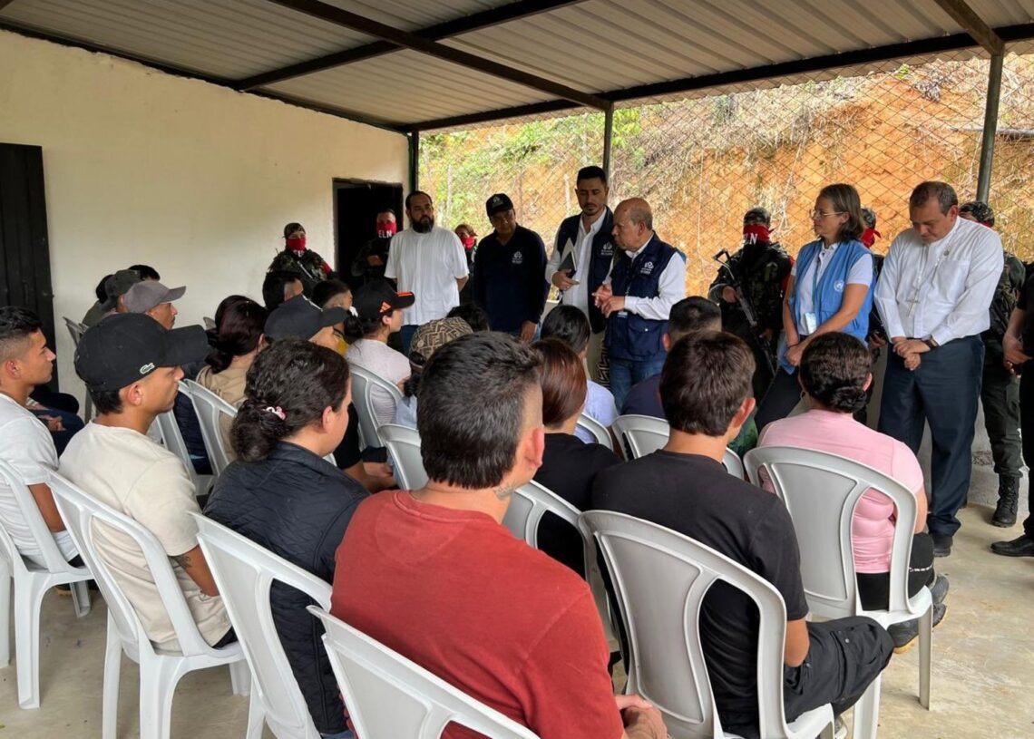 Personal de la Defensoría del Pueblo de Colombia, la Iglesia y la ONU, mediadores en la liberación de rehenes por el ELNDEFENSORÍA DEL PUEBLO DE COLOMBIA EN X