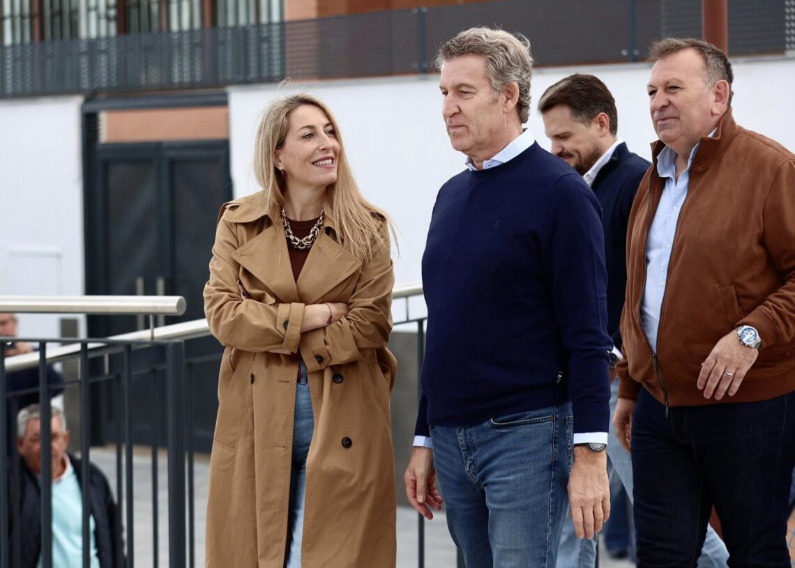 El presidente del PP, Alberto Núñez Feijóo (c), la presidenta del PP de Extremadura, María Guardiola (i), y el  alcalde de Lobón, Roberto Romero (d), a 16 de noviembre de 2025, en Lobón, Badajoz, Extremadura (España).Jorge Armestar - Europa Press