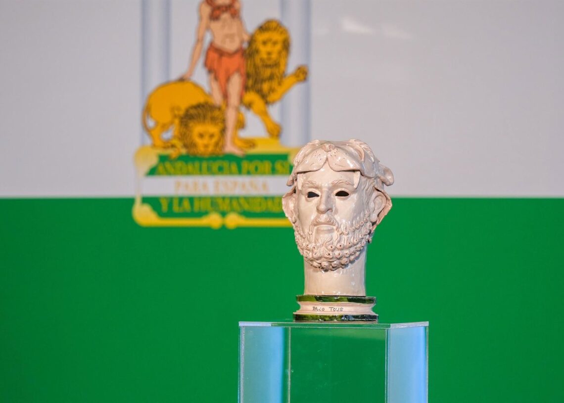 Archivo - Detalle del galardón y la bandera durante el acto institucional del Día de la Bandera de Andalucía (4 de diciembre de 2024)Francisco J. Olmo - Europa Press - Archivo