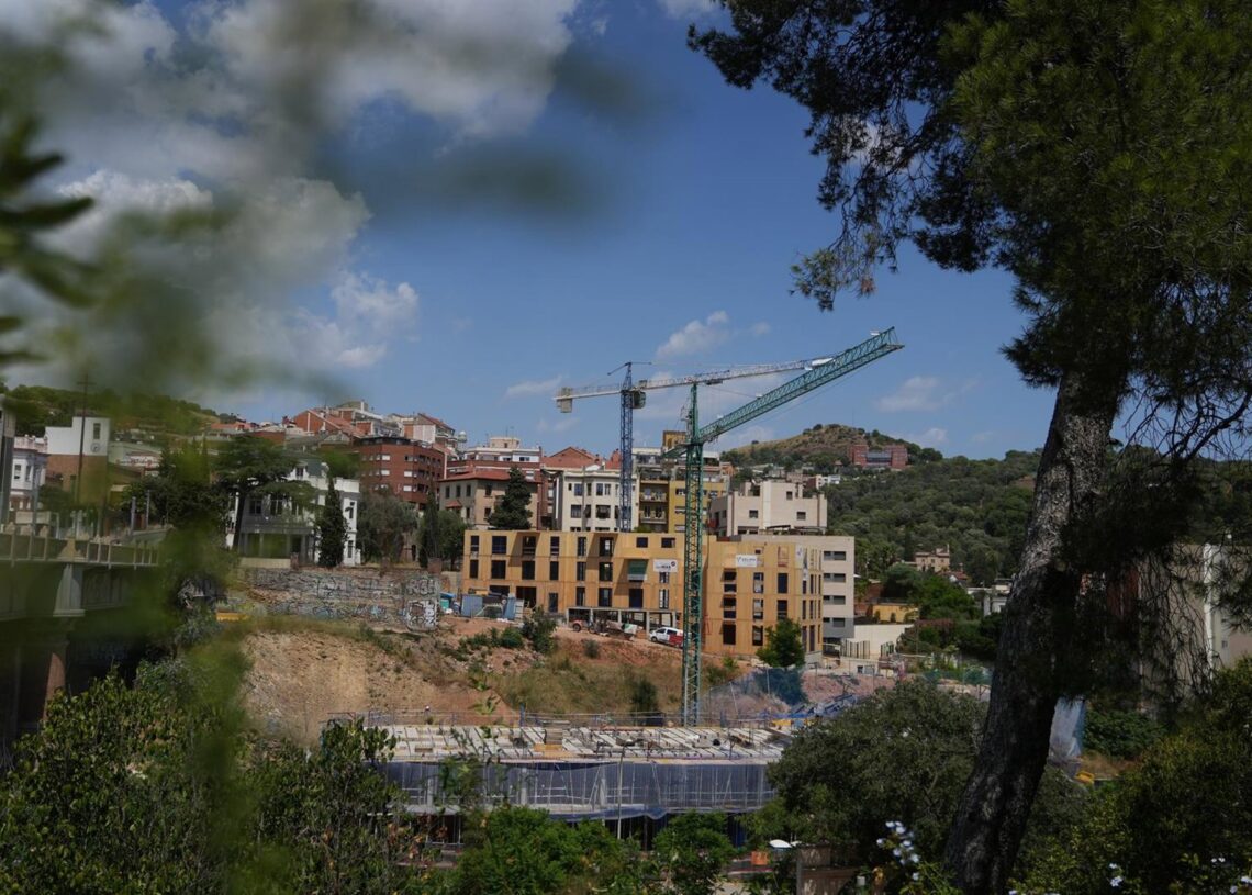 Archivo - Construcción de un edificio sostenible en Vallcarca, a 31 de julio de 2025, en Barcelona, Catalunya (España). David Zorrakino - Europa Press - Archivo