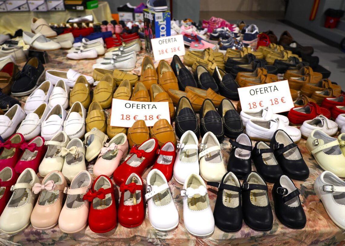 Archivo - Varios pares de zapatos en oferta, en la VIII Feria del Stock de Bolaños de Calatrava, en Bolaños de Calatrava, Ciudad Real, Castilla La-Mancha (España)Patricia Galiana - Europa Press - Archivo