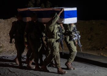 Soldados de las Fuerzas de Defensa de Israel (FDI) portan un ataúd con los restos de un rehén fallecido entregado por HamásFDI EN X