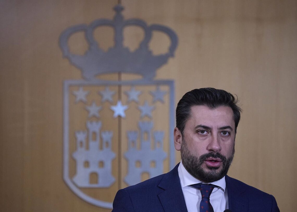 El portavoz del PP en la Asamblea, Carlos Díaz-Pache, ofrece una rueda de prensa a su llegada a un pleno de la Asamblea de Madrid, a 20 de noviembre de 2025, en Madrid (España)Jesús Hellín - Europa Press