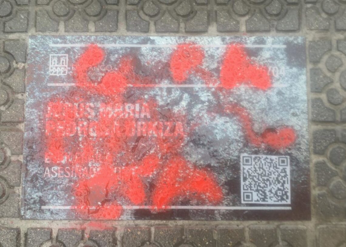Placa en recuerdo de José María Pedrosa, edil del PP de Durango (Bizkaia) asesinado por ETA, sobre la que han pintado 'Gora ETA'PP
