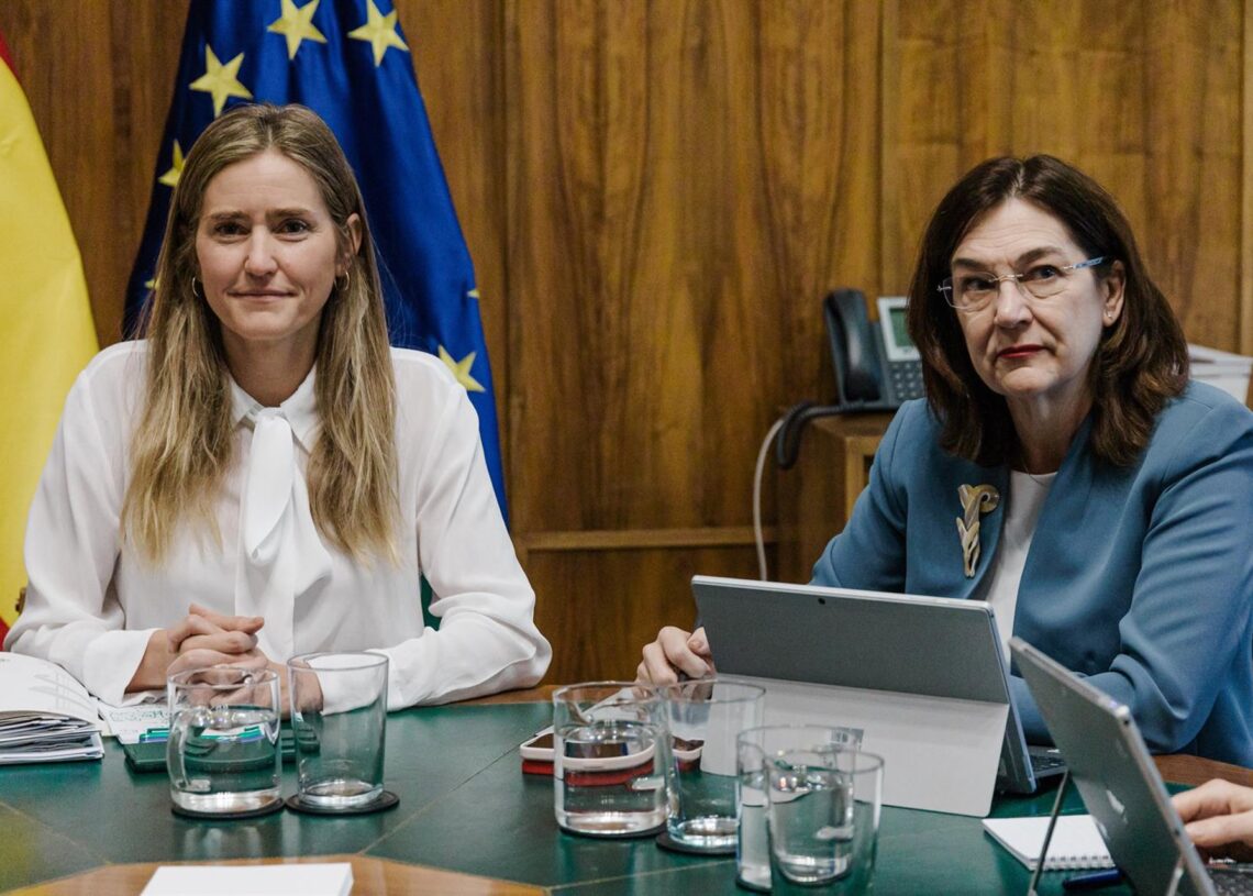 Archivo - La vicepresidenta del Gobierno y ministra para la Transición Ecológica y el Reto Demográfico, Sara Aagesen (i) y la presidenta de la Comisión Nacional de los Mercados y la Competencia (CNMC), Cani Fernández, durante una reunión en la sede del MiCarlos Luján - Europa Press - Archivo