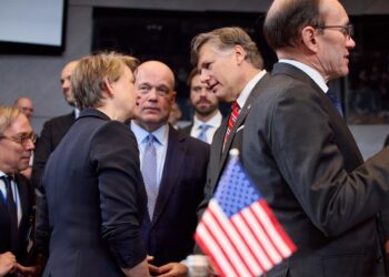 El vice secretario de Estado estadounidense, Christopher Landau, saluda a la ministra de Exteriores británica, Yvette Cooper, en la reunión ministerial de la OTAN.NATO