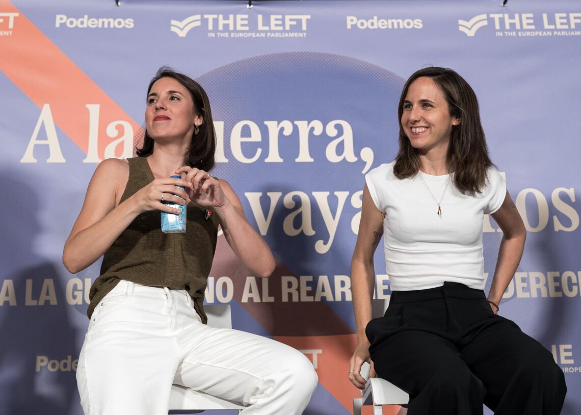 Archivo - La eurodiputada de Podemos Irene Montero (i), y la secretaria general de la formación morada, Ione Belarra (d), durante el acto en el Espacio Próxima Estación, a 19 de junio de 2025, en Madrid (España). Diego Radamés - Europa Press - Archivo