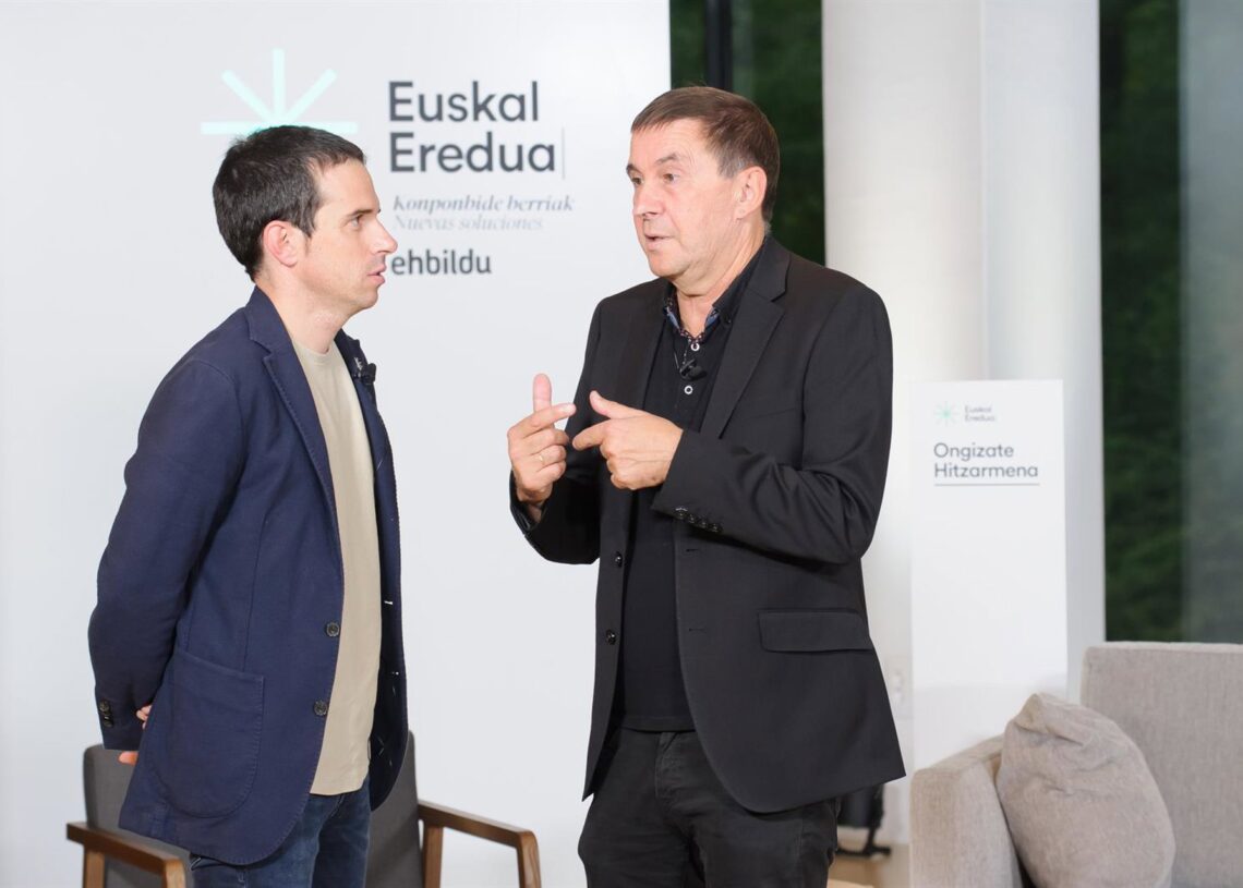 Archivo - Los dirigentes de EH BIldu Pello Otxandiano y Arnaldo OtegiUnanue - Europa Press - Archivo