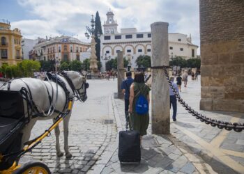 Archivo - Turistas con maletas en el entorno de la Catedral. A 11 de agosto de 2022, en Sevilla (Andalucía, España).María José López - Europa Press - Archivo