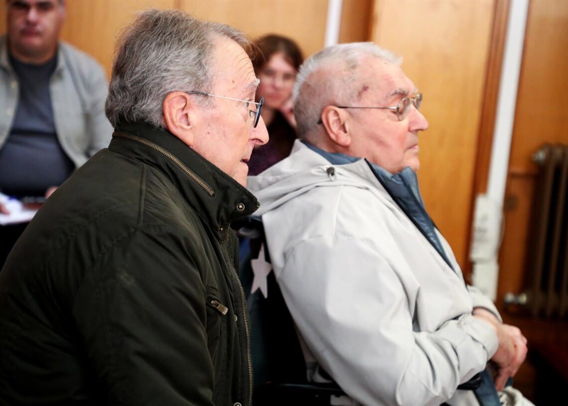 Los dos hijos de José Varela Cachaza, oficial de Telégrafos y condenado a prisión en el año 1942, comparece en los juzgados de Ferrol, a 25 de noviembre de 2025, en Ferrol, A CoruñaRaúl Lomba - Europa Press
