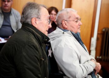 Los dos hijos de José Varela Cachaza, oficial de Telégrafos y condenado a prisión en el año 1942, comparece en los juzgados de Ferrol, a 25 de noviembre de 2025, en Ferrol, A CoruñaRaúl Lomba - Europa Press