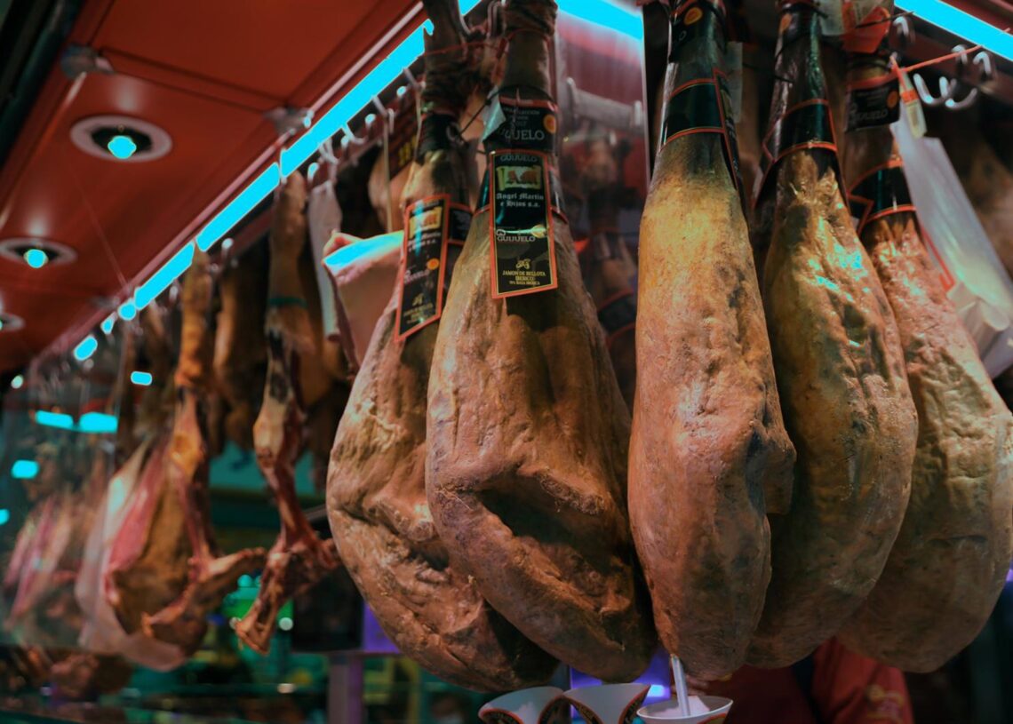 Archivo - Jamones en un puesto en el Mercado de San Isidro, en Madrid, (España)Isabel Infantes - Europa Press - Archivo