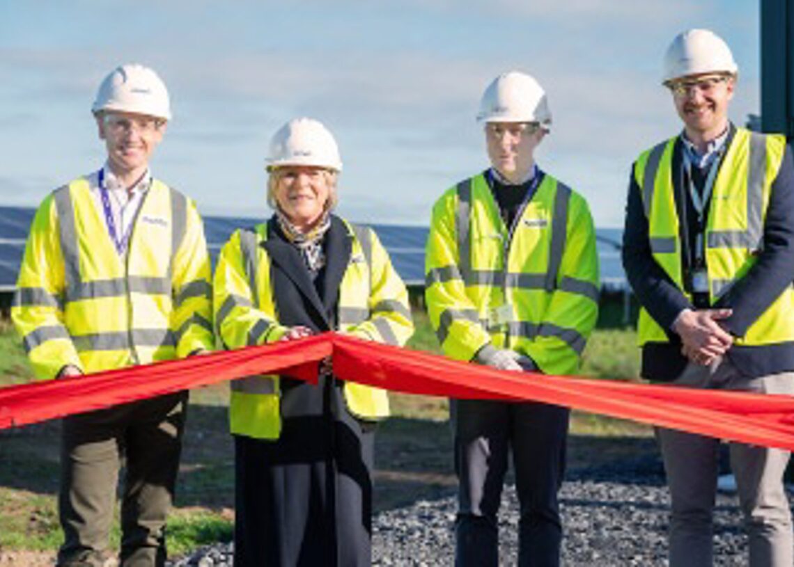 Richard Mackey, director de Ingeniería en Sanofi; la ministra de Estado Mary Butler; Cian O’Brien, director del sitio de Sanofi Irlanda; y John Carty, director comercial de Greenvolt Next Ireland.GREENVOLT NEXT