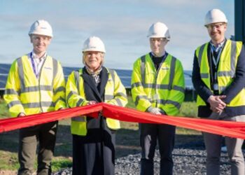 Richard Mackey, director de Ingeniería en Sanofi; la ministra de Estado Mary Butler; Cian O’Brien, director del sitio de Sanofi Irlanda; y John Carty, director comercial de Greenvolt Next Ireland.GREENVOLT NEXT