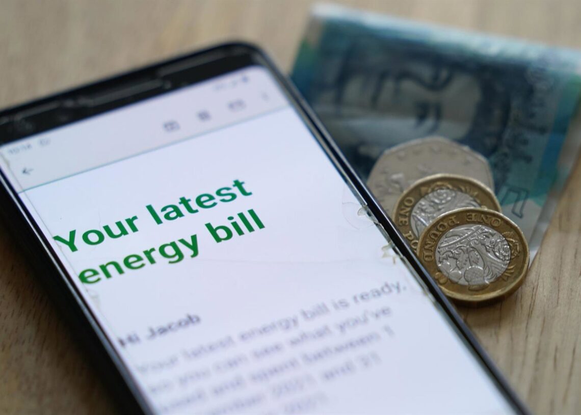 Archivo - FILED - 03 February 2022, United Kingdom, ---: An online energy bill can be seen on a smartphone. The energy price cap will rise by 2% from October 1 for a typical household in England, Scotland and Wales, Great Britain's energy regulator OfgemJacob King/PA Wire/dpa - Archivo