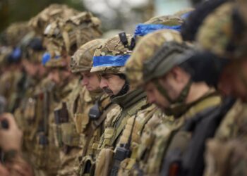 Archivo - Imagen de archivo del presidente ucraniano, Volodimir Zelenski, en el centro, rodeado de militares del Ejército. Europa Press/Contacto/Ukrainian Presidential Press