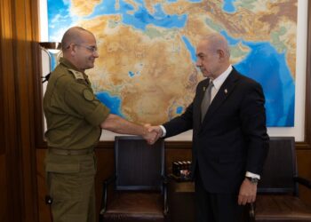 El primer ministro de Israel, Benjamin Netanyahu, saluda a su secretario militar, Roman Gofman, al que ha nominado para ocupar el cargo de director del MossadOFICINA DEL PORTAVOZ DEL PRIMER MINISTRO DE ISRAEL