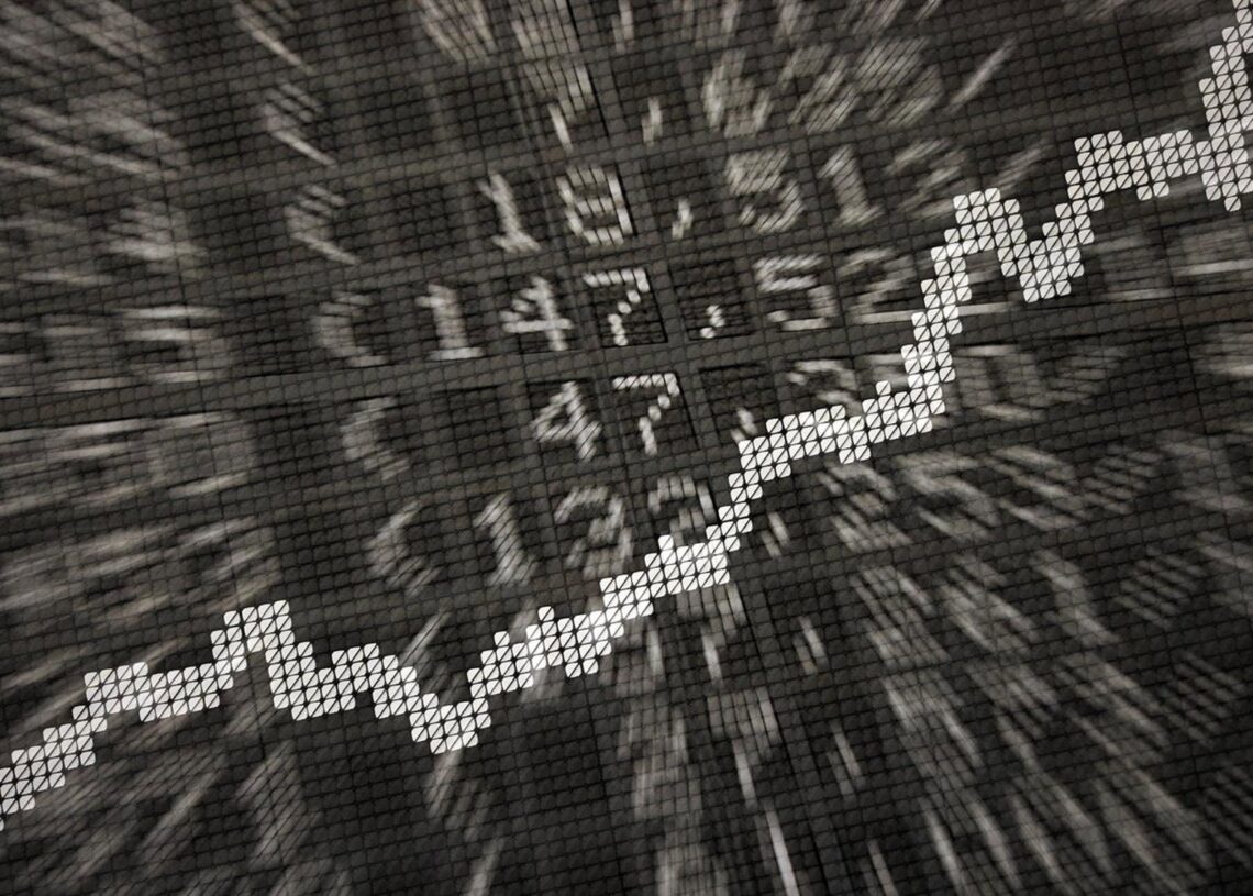 Archivo - FILED - 15 January 2014, Hesse, Frankfurt_Main: A large display in the stock exchange shows stock market prices.Daniel Reinhardt/dpa - Archivo