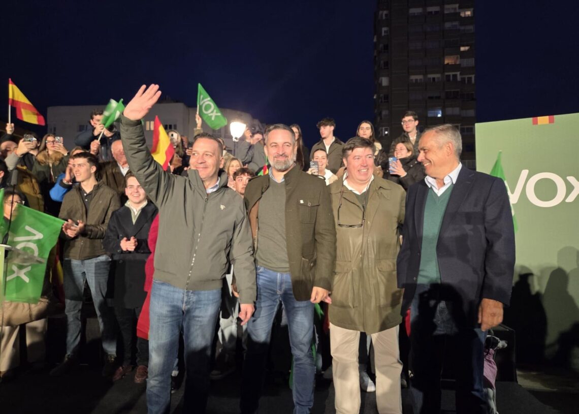 Santiago Abascal, Óscar Fernández Calle y miembros de Vox en un acto público en Badajoz.EUROPA PRESS