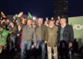 Santiago Abascal, Óscar Fernández Calle y miembros de Vox en un acto público en Badajoz.EUROPA PRESS