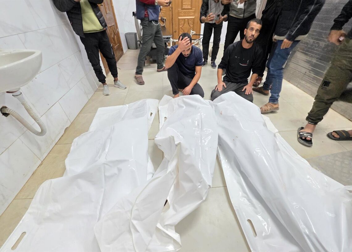 Palestinos en el Hospital Naser de Jan Yunis junto a varios muertos por un ataque del Ejército de Israel pese al acuerdo de alto el fuego en la Franja de Gaza (archivo)Europa Press/Contacto/Tariq Mohammad