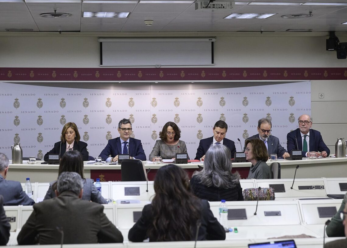 El ministro de la Presidencia, Justicia y Relaciones con las Cortes, Félix Bolaños (2i), comparece ante la Comisión de Justicia, en el Senado, a 4 de diciembre de 2025, en Madrid (España).Jesús Hellín - Europa Press