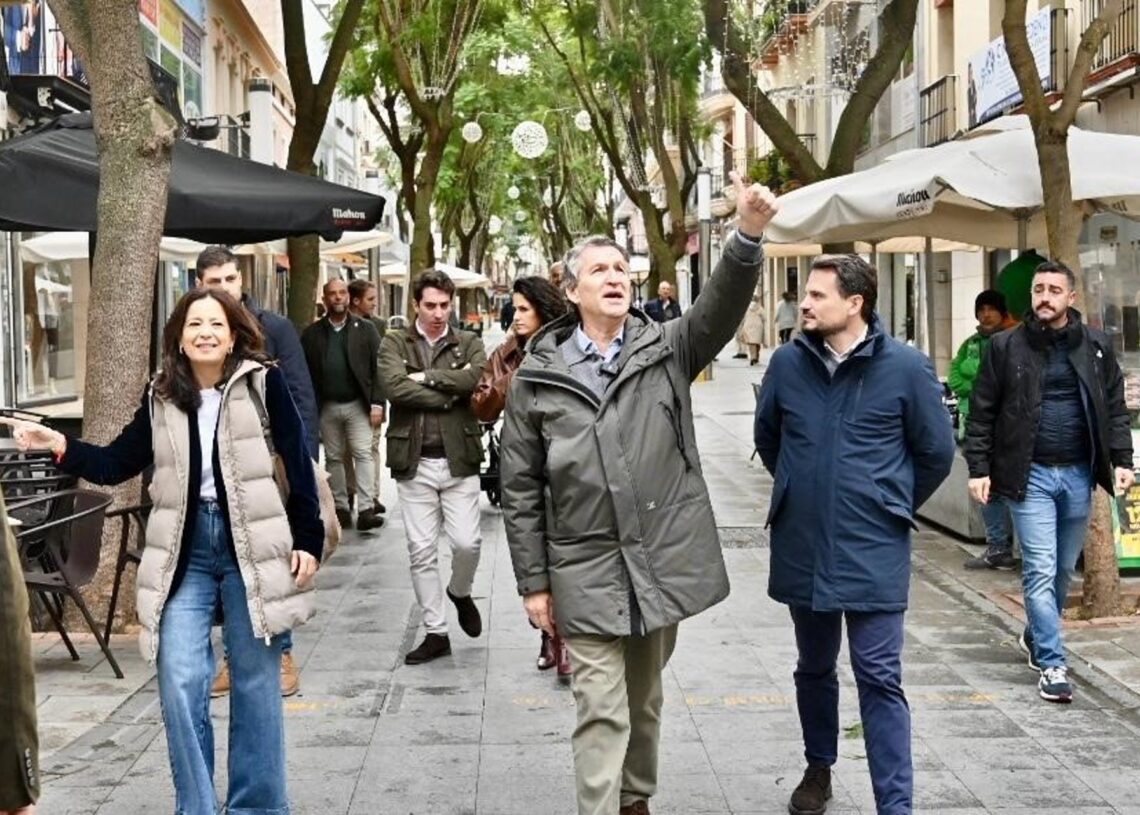 El presidente del PP, Alberto Núñez Feijóo, visita las calles del centro de Don Benito, junto al secretario general del PP de Extremadura, Abel Bautista, y la alcaldesaANDRÉS RODRÍGUEZ / EUROPA PRESS