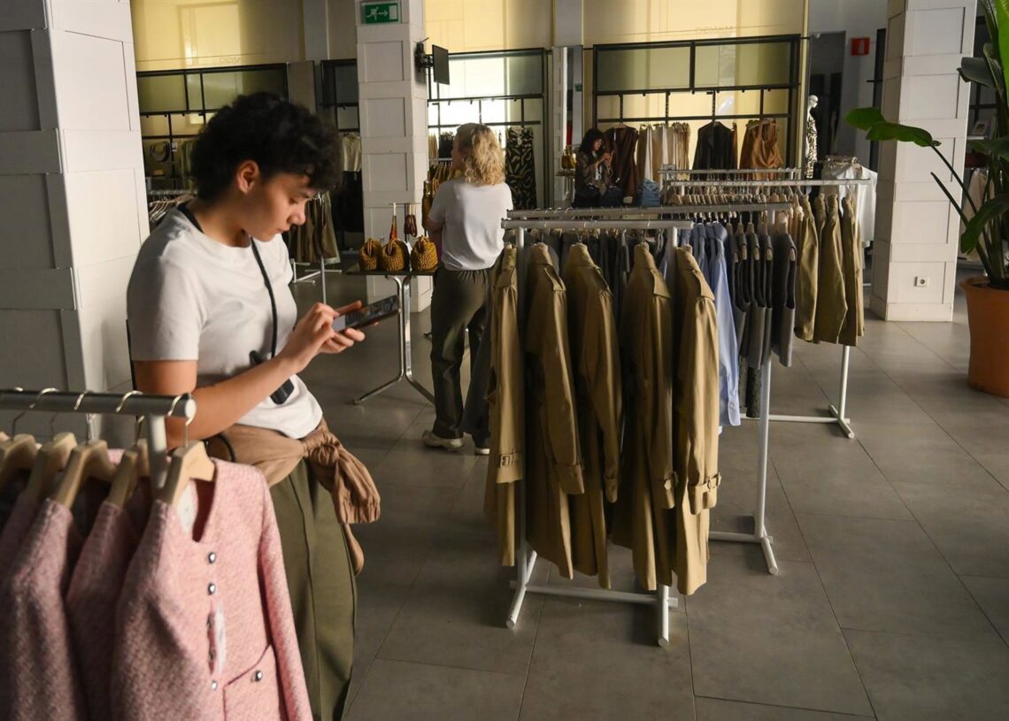 Archivo - Interior de una tienda de ropa en Santander durante el apagón, a 28 de abril de 2025, en Santander, Cantabria (España).Nacho Cubero - Europa Press - Archivo
