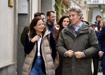 El presidente del Partido Popular, Alberto Núñez Feijóo, y la alcaldesa de Don Benito, Elisabeth Medina, durante un mitin del PP, a 4 de diciembre de 2025, en Don Benito, Badajoz, Extremadura (España). El mitin se enmarca dentro de la precampaña electoralAndrés Rodríguez - Europa Press