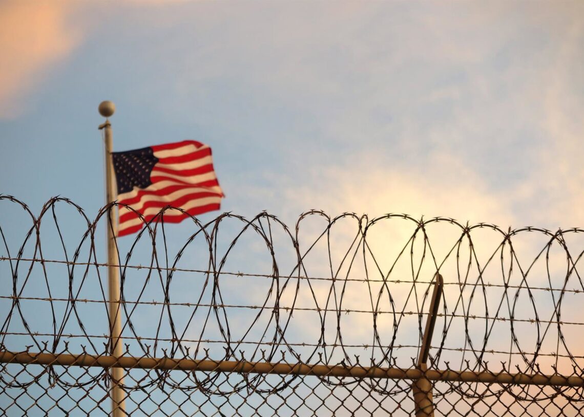 Archivo - Bandera de EEUU en un centro de detención.Maren Hennemuth/dpa - Archivo