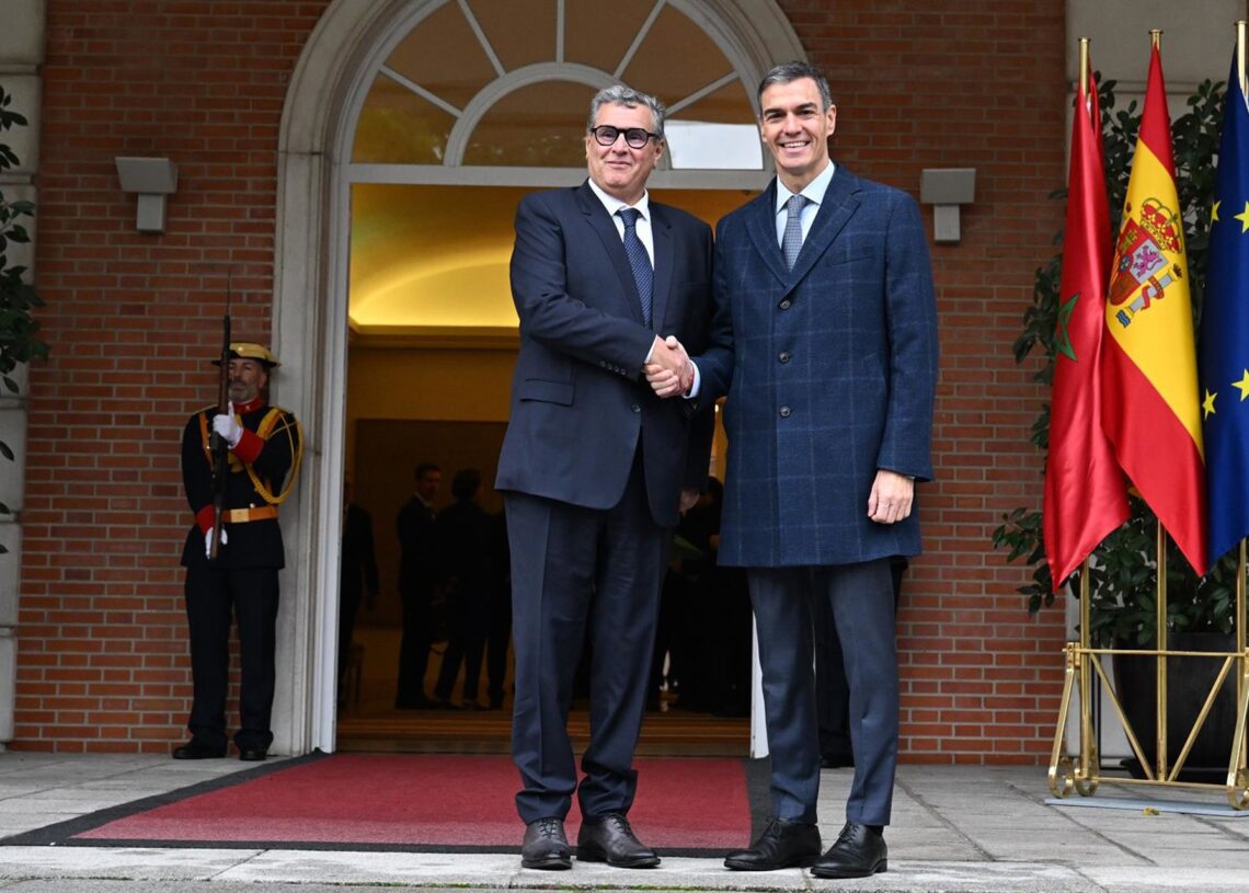 El presidente del Gobierno, Pedro Sánchez (d), y el primer ministro de Marruecos, Aziz Akhannouch (i), durante una reunión, en el Palacio de la Moncloa, a 4 de diciembre de 2025Pool Moncloa / Borja Puig de la Bellacasa