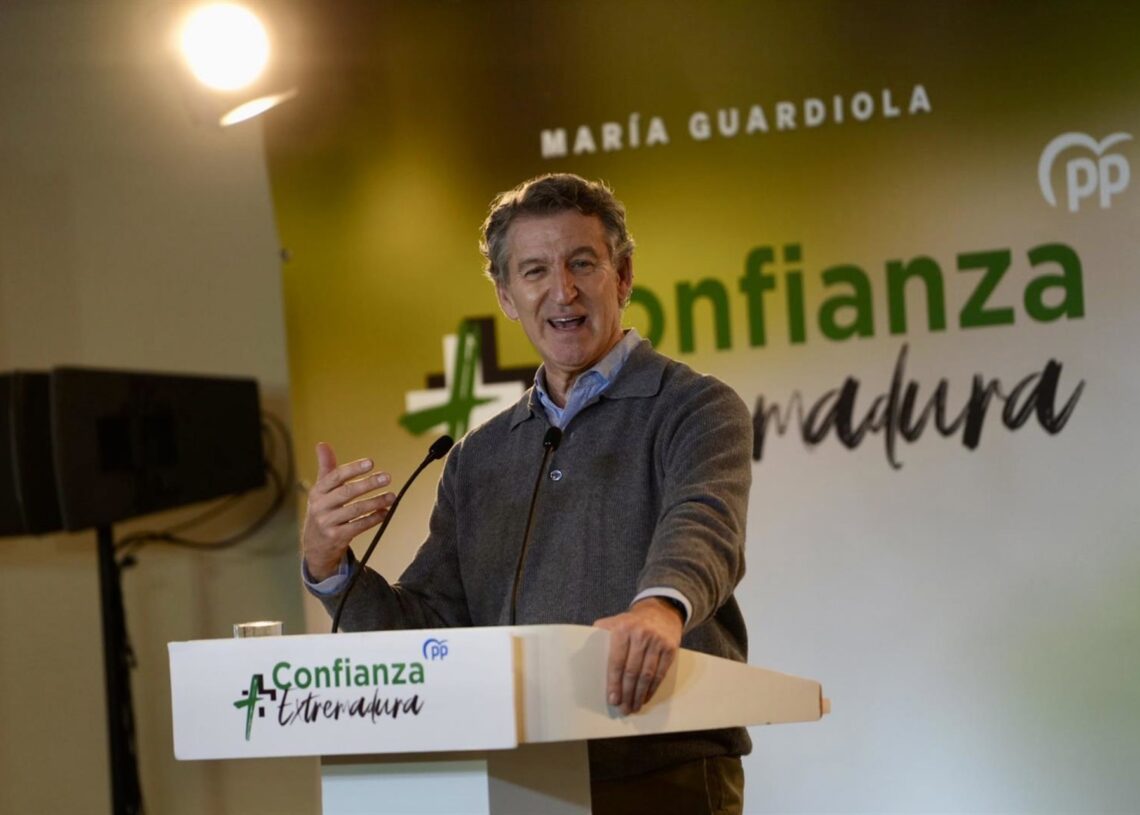 El presidente del Partido Popular, Alberto Núñez Feijóo, durante un mitin del PP, a 4 de diciembre de 2025, en Don Benito, Badajoz, Extremadura (España). El mitin se enmarca dentro de la precampaña electoral para las elecciones a la Junta de Extremadura qAndrés Rodríguez - Europa Press