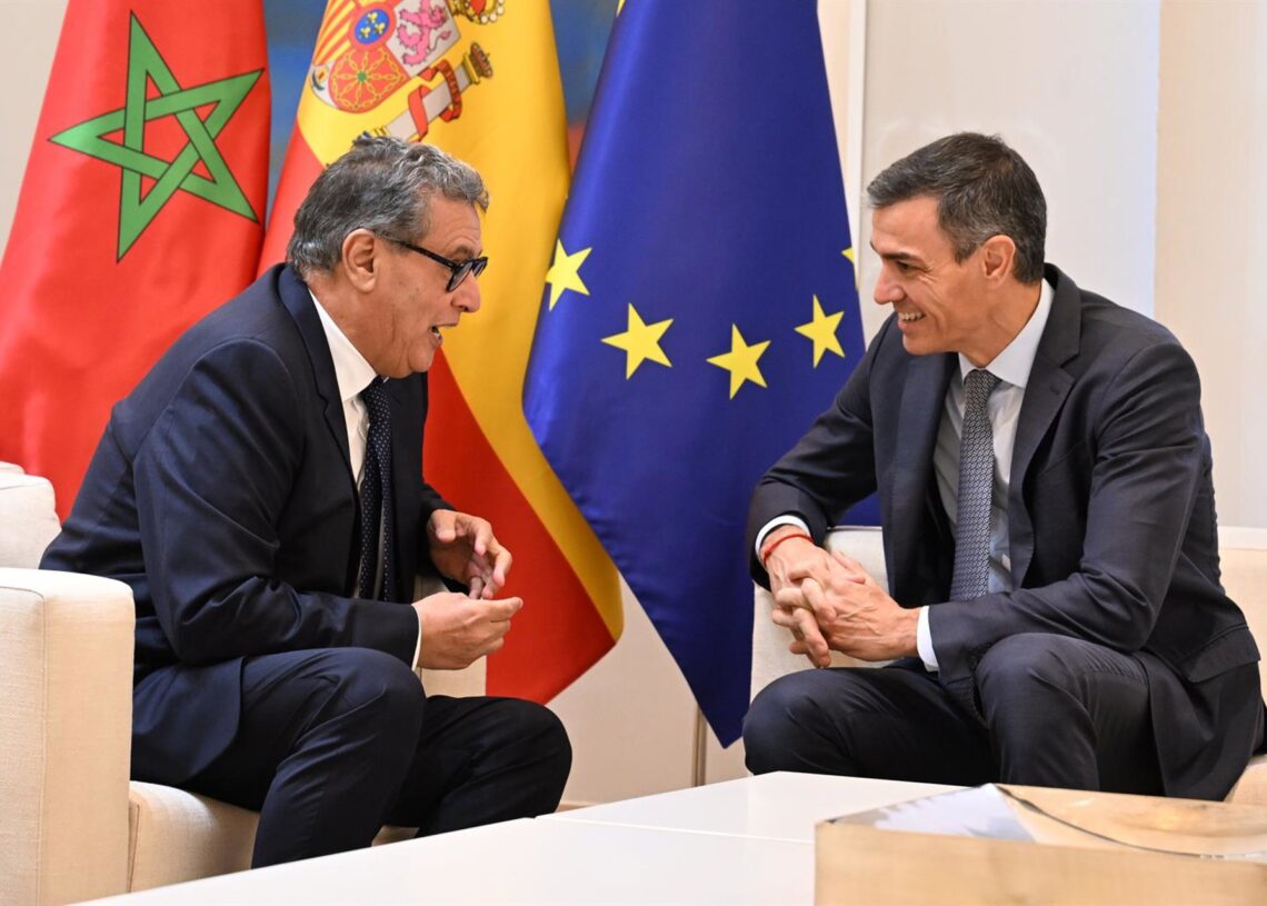 El presidente del Gobierno, Pedro Sánchez (d), y el primer ministro de Marruecos, Aziz Akhannouch (i), durante una reunión, en el Palacio de la Moncloa, a 4 de diciembre de 2025Pool Moncloa / Borja Puig de la Bellacasa
