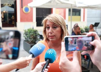 Archivo - La expresidenta de la Junta de Andalucía y ex secretaria general del PSOE andaluz Susana Díaz, atiende a los medios en una foto de archivo el 31 de agosto de 2024.Rocío Ruz - Europa Press - Archivo