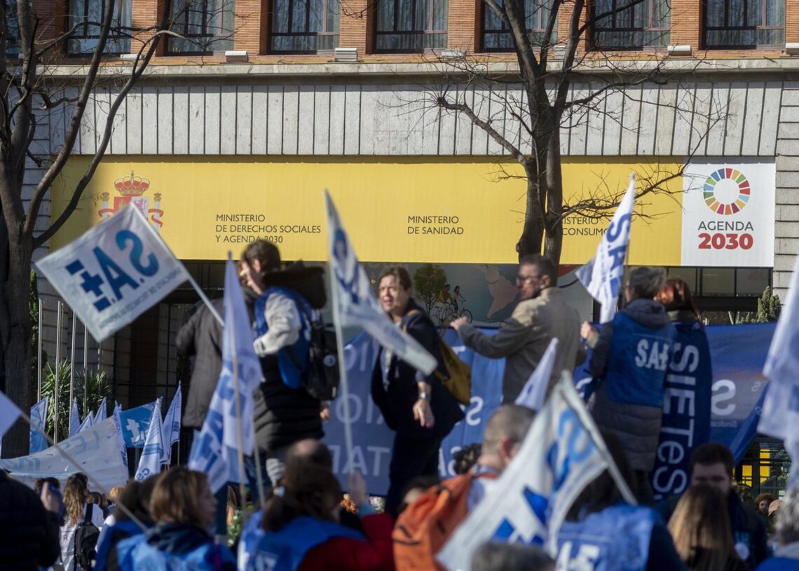 Archivo - Imagen de archivo de una manifestación del Sindicato de Técnicos de Enfermería (SAE) ante el Ministerio de Sanidad.Alberto Ortega - Europa Press - Archivo