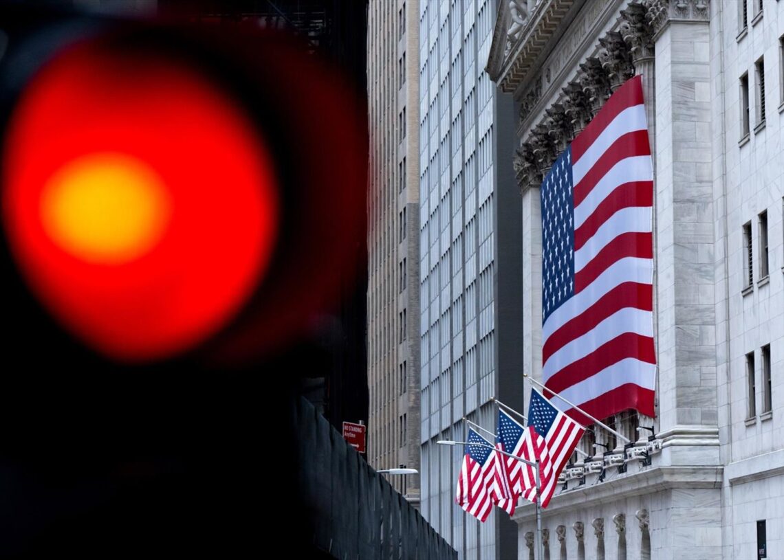 Archivo - (Foto de ARCHIVO) 07 July 2025, US, New York: A US flag hangs on the facade of the New York Stock Exchange on Wall Street in Manhattan's financial district. Photo: Sven Hoppe/dpaDPA VÍA EUROPA PRESS - Archivo