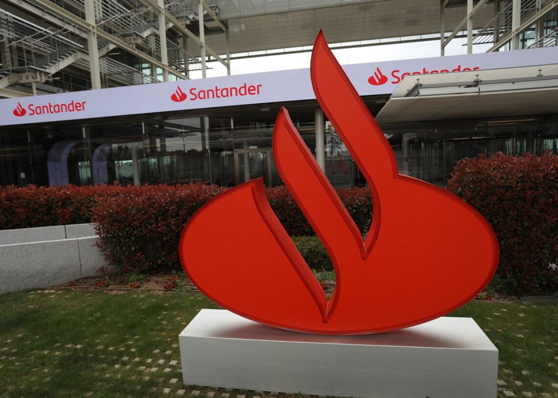Archivo - Edificio de la sede de Banco Santander, en la Ciudad Financiera del Santander.Isabel Infantes - Europa Press - Archivo