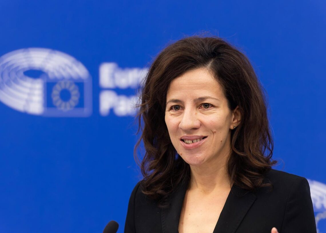 Archivo - La vicepresidenta comunitaria, Roxana Minzatu, en una rueda de prensa en el Parlamento Europeo en Estrasburgo. Philipp von Ditfurth/dpa - Archivo