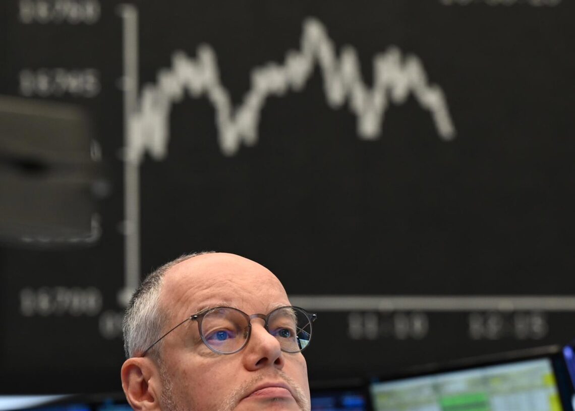 Archivo - 29 December 2023, Hesse, Frankfurt_Main: A stock exchange trader sits in front of the display board with the Dax curve in the trading hall of the Frankfurt Stock Exchange.Arne Dedert/dpa - Archivo