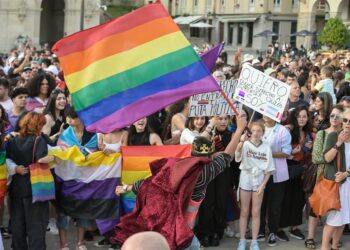 Archivo - Varias personas durante una manifestación por el Orgullo LGTBI+, a 28 de junio de 2023, en A Coruña, Galicia (España).M. Dylan - Europa Press - Archivo