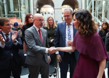 Archivo - La presidenta de la Comunidad de Madrid, Isabel Díaz Ayuso, saluda al delegado del Gobierno en la Comunidad de Madrid, Francisco Martín, durante el acto conmemorativo de celebración del 46º aniversario de la Constitución EspañolaMarta Fernández Jara - Europa Press - Archivo