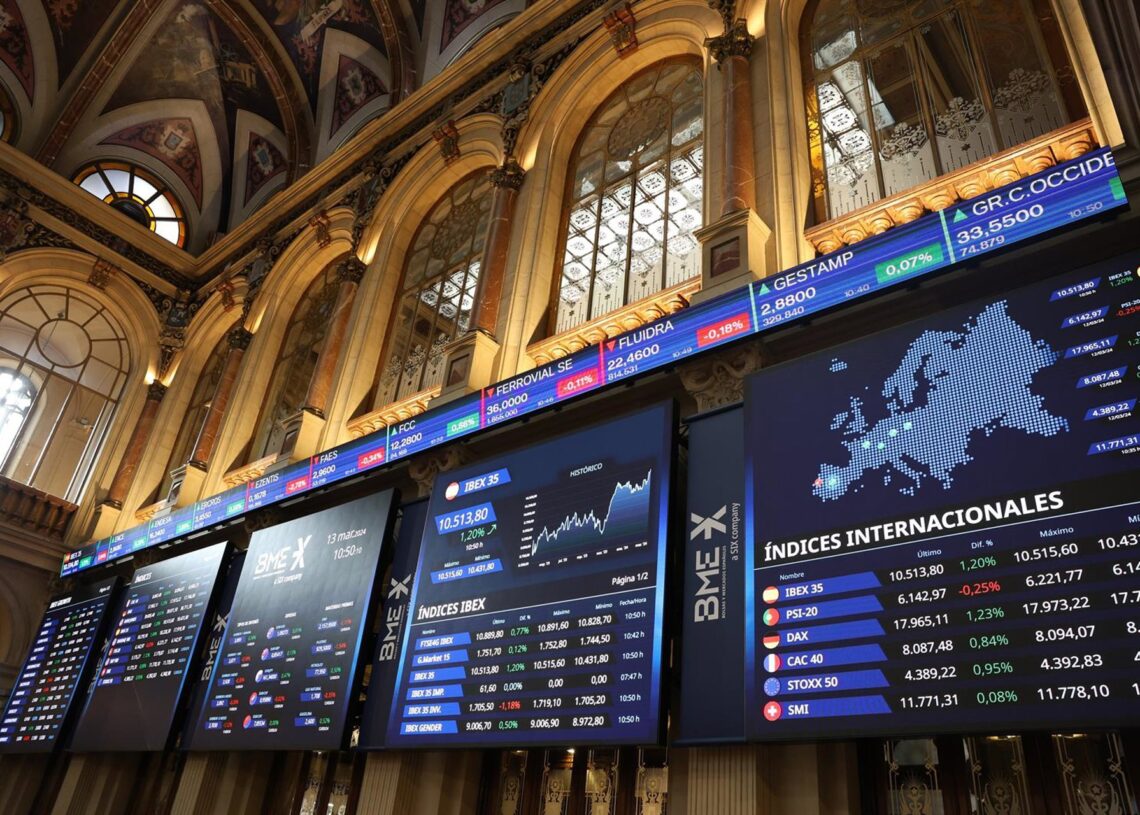 Archivo - Paneles del Ibex 35 en el Palacio de la Bolsa, a 13 de marzo de 2024, en Madrid (España).Marta Fernández Jara - Europa Press - Archivo