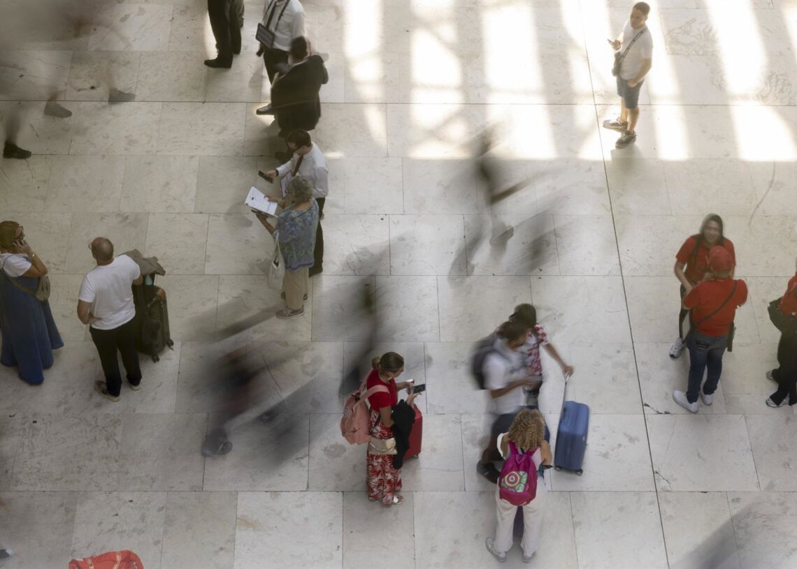 Archivo - Varias personas con maletas, en el Aeropuerto Adolfo Suárez Madrid-Barajas.Eduardo Parra - Europa Press - Archivo