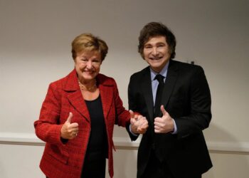 Archivo - La directora gerente del FMI, Kristalina Georgieva, y el presidente de Argentina, Javier Milei.PRESIDENCIA DE ARGENTINA - Archivo