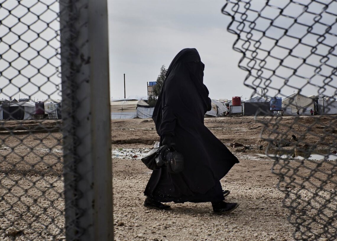 Archivo - Dos mujeres en el campo de desplazados de Al Hol, en el noreste de Siria, donde se encuentran familiares de miembros de Estado IslámicoEuropa Press/Contacto/Antonin Burat - Archivo
