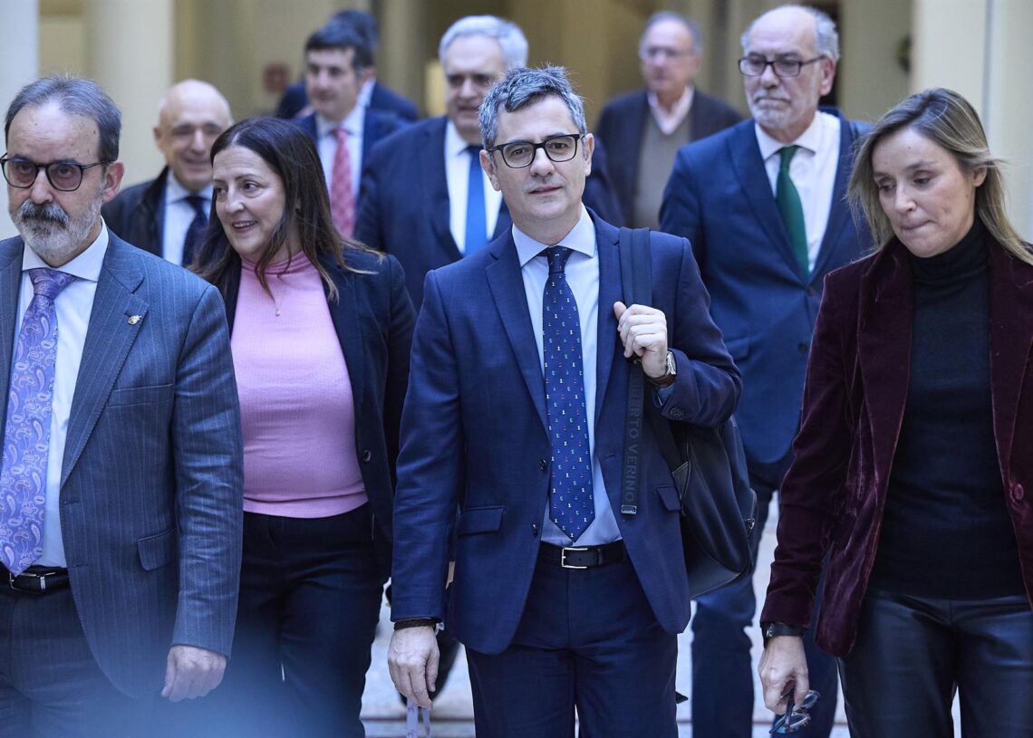 El ministro de la Presidencia, Justicia y Relaciones con las Cortes, Félix Bolaños (c), a su llegada a la Comisión de Justicia, en el Senado, a 4 de diciembre de 2025, en Madrid (España). Jesús Hellín - Europa Press