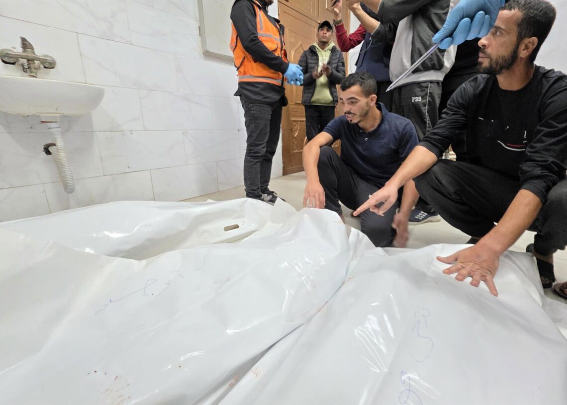 Palestinos en el Hospital Naser junto a varios muertos por un ataque de Israel contra el sur de la Franja de Gaza (archivo)Europa Press/Contacto/Tariq Mohammad